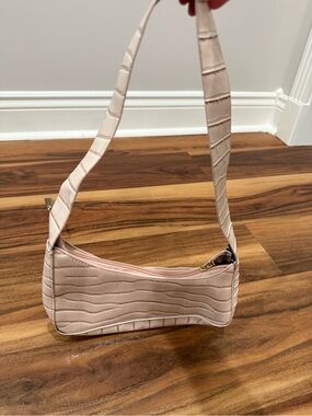 Women's Croc-Embossed Shoulder Bag in Blush Pink